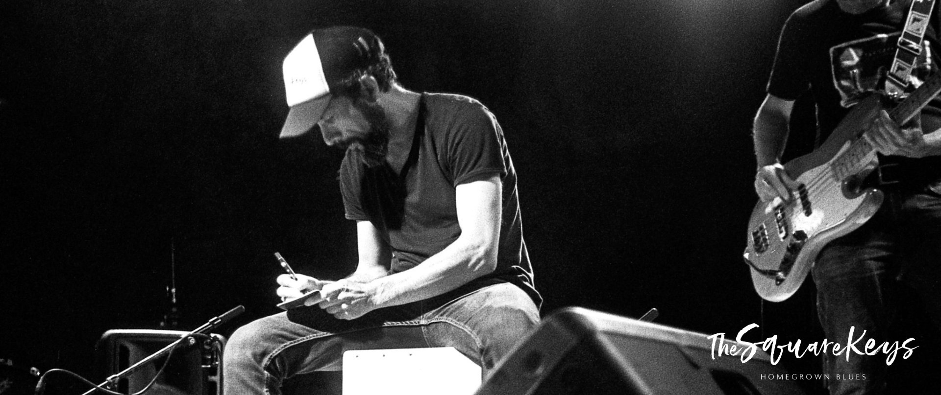 MIK live tekenen op podium met The Square Keys